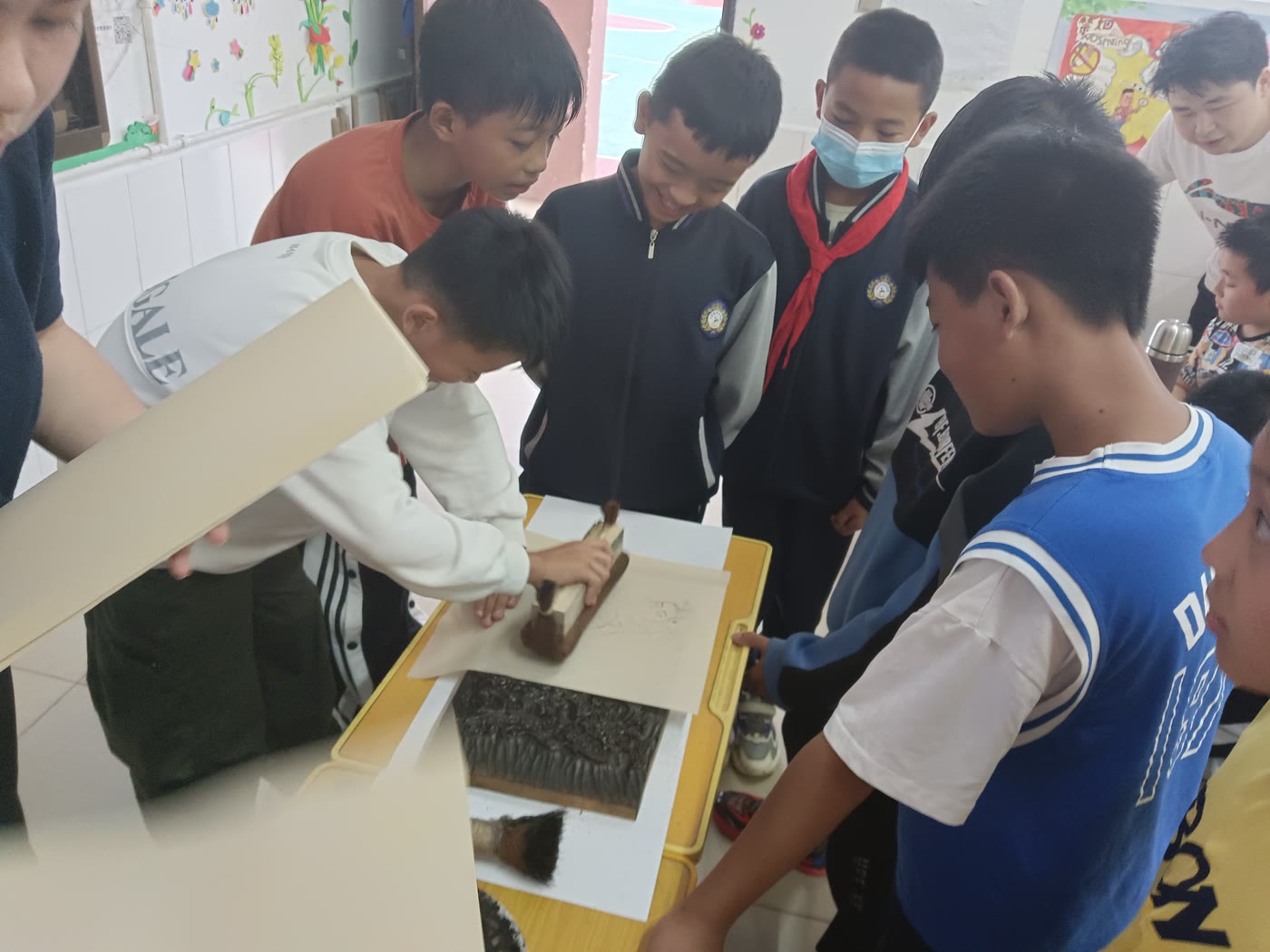 绿春艺术支教中学生的创作过程